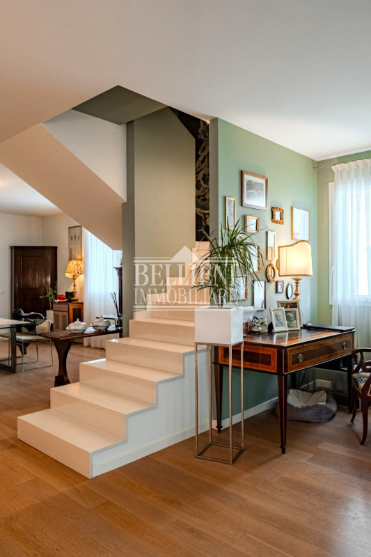 ZONA ISTITUTO ROSSI - In una delle zone più richieste e residenziali, proponiamo in vendita un el...