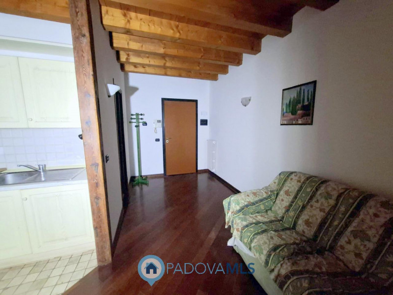 Immobile in esclusiva al Gruppo Padova MLS
ELEGANTE MINI ARREDATO CON POSTO AUTO VIC.ZE PRATO DEL...
