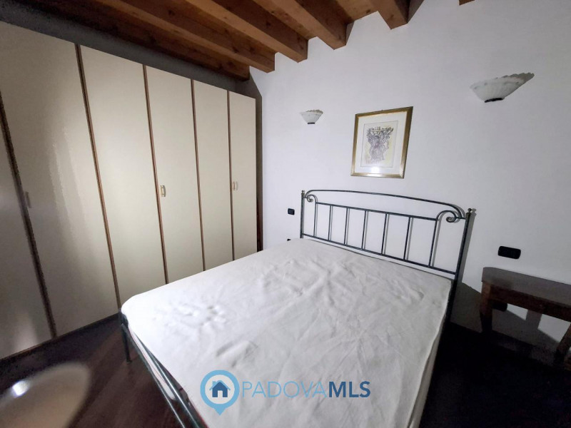 Immobile in esclusiva al Gruppo Padova MLS
ELEGANTE MINI ARREDATO CON POSTO AUTO VIC.ZE PRATO DEL...