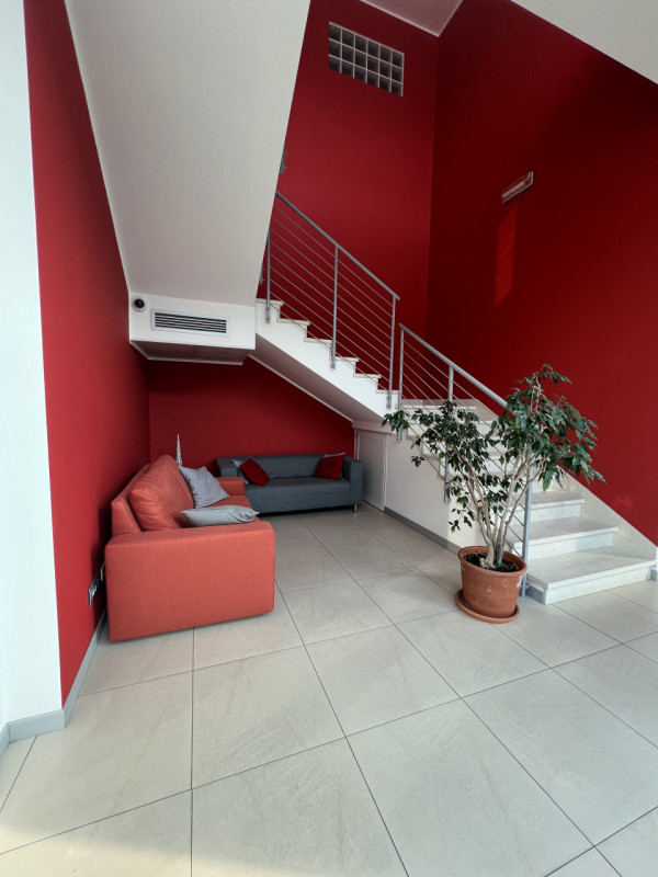 Proponiamo in affitto un ampio e moderno UFFICIO di circa 150 mq situato nella zona industriale d...