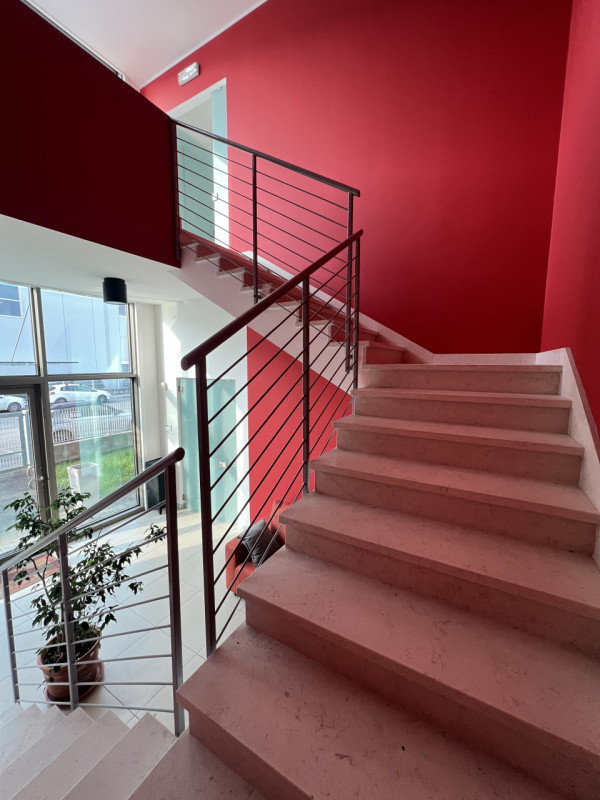 Proponiamo in affitto un ampio e moderno UFFICIO di circa 150 mq situato nella zona industriale d...