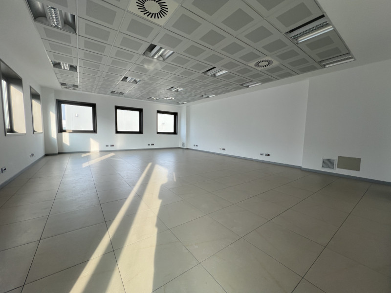 Proponiamo in affitto un ampio e moderno UFFICIO di circa 150 mq situato nella zona industriale d...