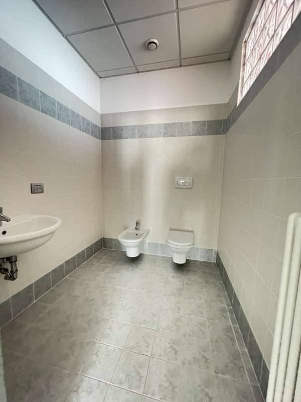 Proponiamo in affitto un ampio e moderno UFFICIO di circa 150 mq situato nella zona industriale d...