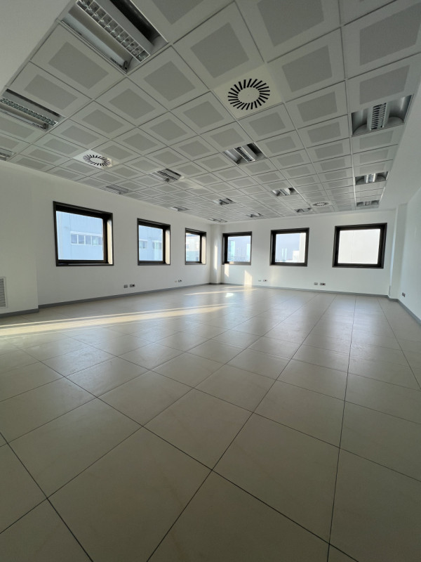 Proponiamo in affitto un ampio e moderno UFFICIO di circa 150 mq situato nella zona industriale d...