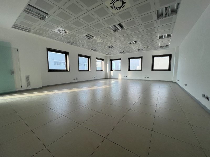 Proponiamo in affitto un ampio e moderno UFFICIO di circa 150 mq situato nella zona industriale d...