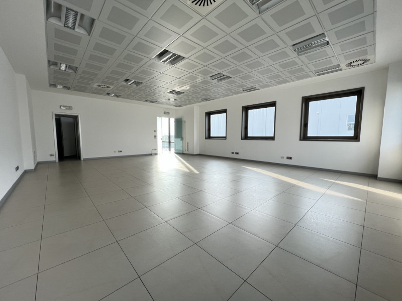 Proponiamo in affitto un ampio e moderno UFFICIO di circa 150 mq situato nella zona industriale d...