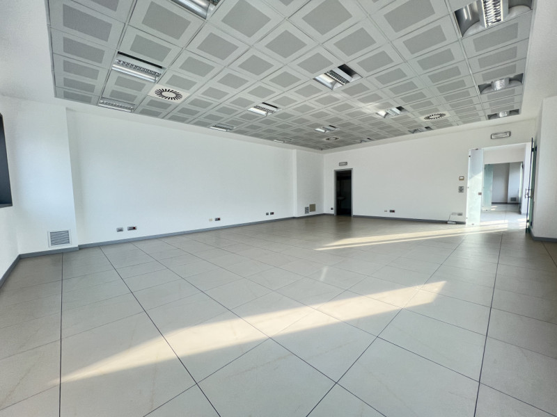 Proponiamo in affitto un ampio e moderno UFFICIO di circa 150 mq situato nella zona industriale d...