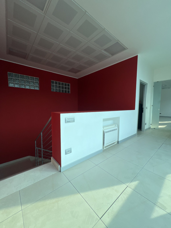 Proponiamo in affitto un ampio e moderno UFFICIO di circa 150 mq situato nella zona industriale d...