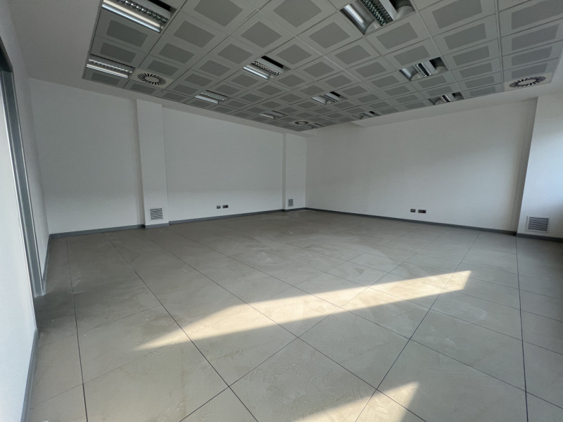 Proponiamo in affitto un ampio e moderno UFFICIO di circa 150 mq situato nella zona industriale d...