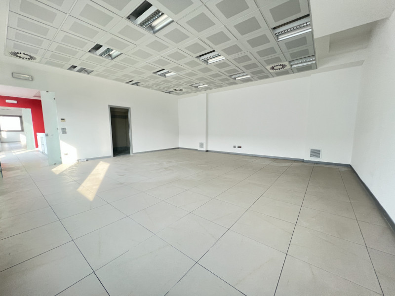 Proponiamo in affitto un ampio e moderno UFFICIO di circa 150 mq situato nella zona industriale d...