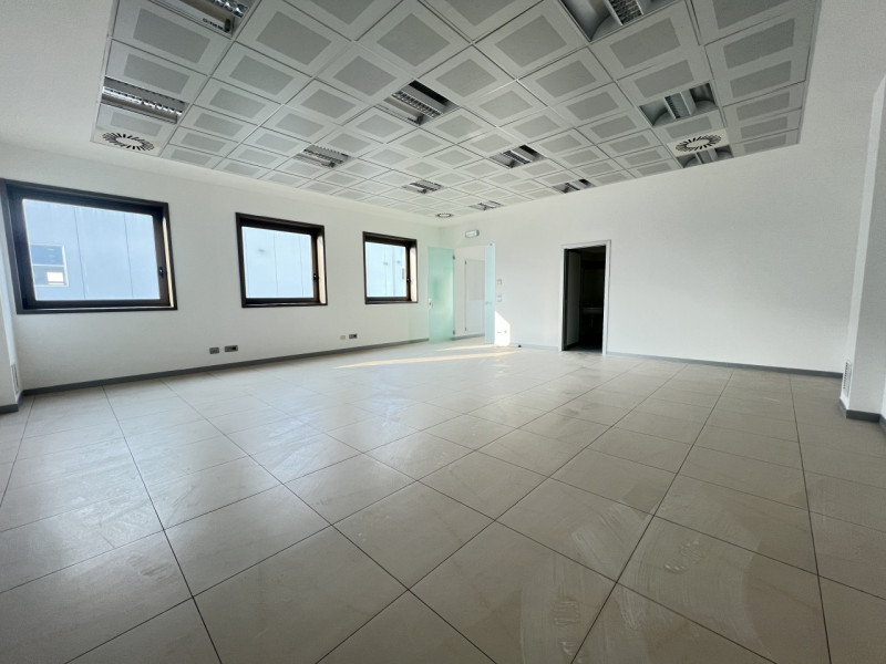 Proponiamo in affitto un ampio e moderno UFFICIO di circa 150 mq situato nella zona industriale d...