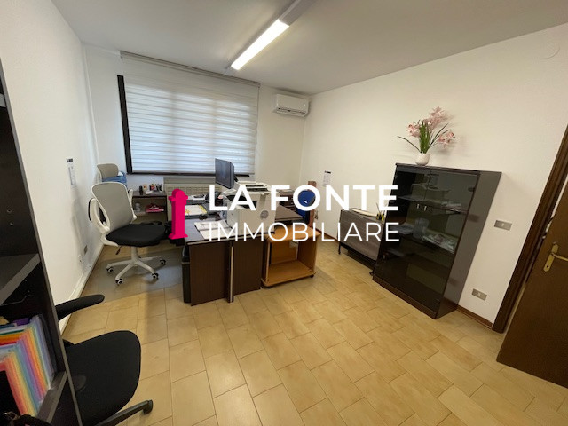 Vigonza Centro, Ufficio Mq 90, Ingresso indipendente al piano terra suddiviso in Reception, 3 Uff...