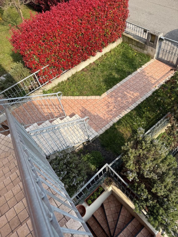 Piovene Rocchette: in tranquilla zona residenziale, proponiamo in locazione elegante mini apparta...