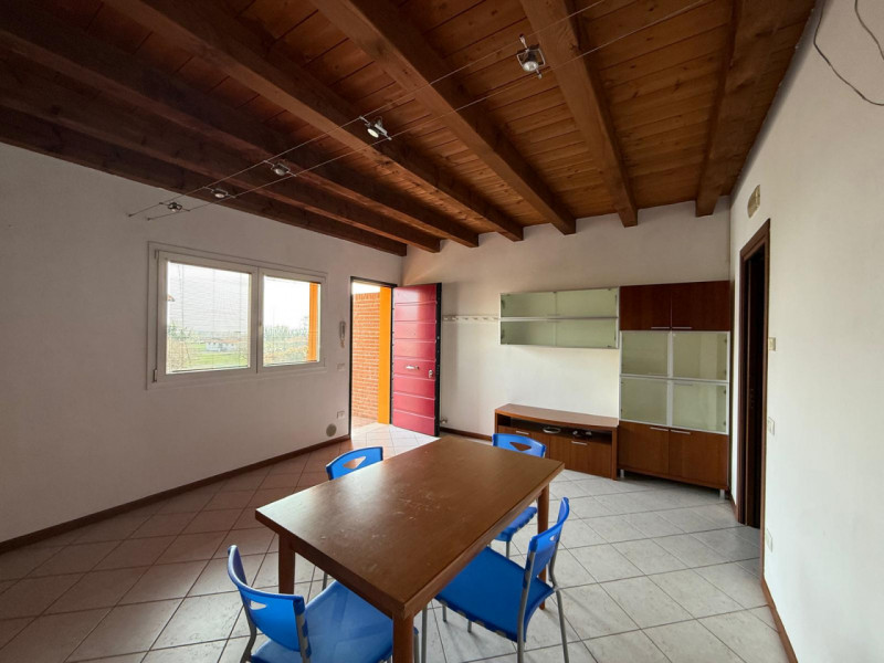 Piovene Rocchette: in tranquilla zona residenziale, proponiamo in locazione elegante mini apparta...