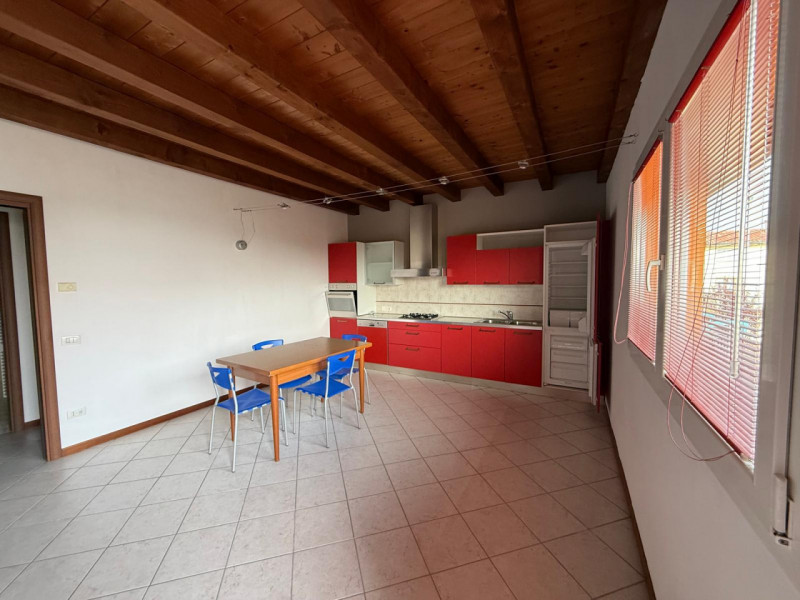 Piovene Rocchette: in tranquilla zona residenziale, proponiamo in locazione elegante mini apparta...