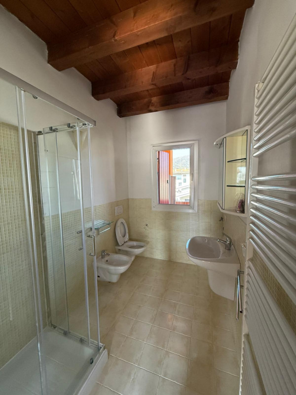 Piovene Rocchette: in tranquilla zona residenziale, proponiamo in locazione elegante mini apparta...