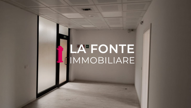 Proponiamo in affitto un ampio ufficio di rappresentanza di 540 mq situato al secondo piano di un...