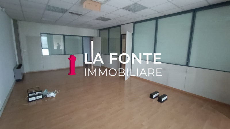 Proponiamo in affitto un ampio ufficio di rappresentanza di 540 mq situato al secondo piano di un...