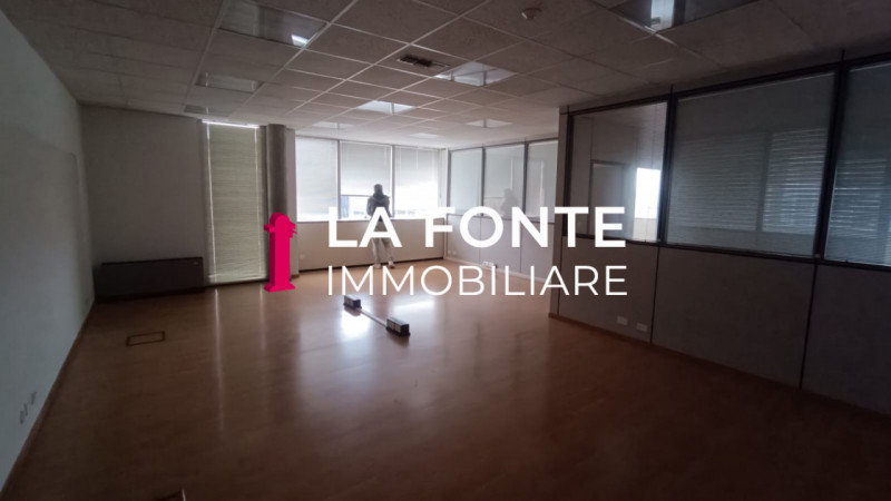 Proponiamo in affitto un ampio ufficio di rappresentanza di 540 mq situato al secondo piano di un...