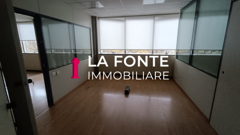 Proponiamo in affitto un ampio ufficio di rappresentanza di 540 mq situato al secondo piano di un...