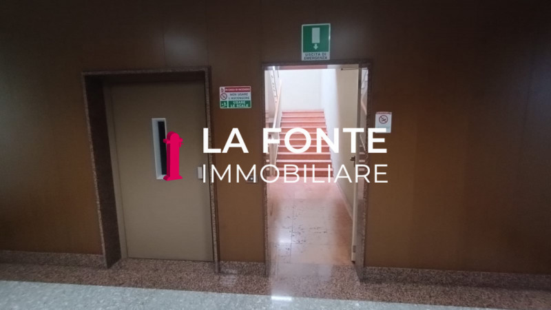 Proponiamo in affitto un ampio ufficio di rappresentanza di 540 mq situato al secondo piano di un...