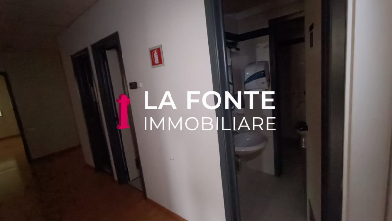 Proponiamo in affitto un ampio ufficio di rappresentanza di 540 mq situato al secondo piano di un...