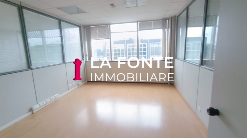 Proponiamo in affitto un ampio ufficio di rappresentanza di 540 mq situato al secondo piano di un...
