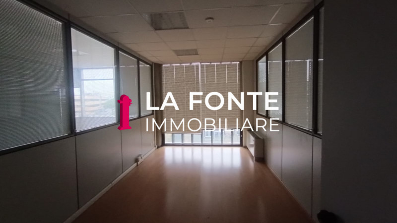 Proponiamo in affitto un ampio ufficio di rappresentanza di 540 mq situato al secondo piano di un...