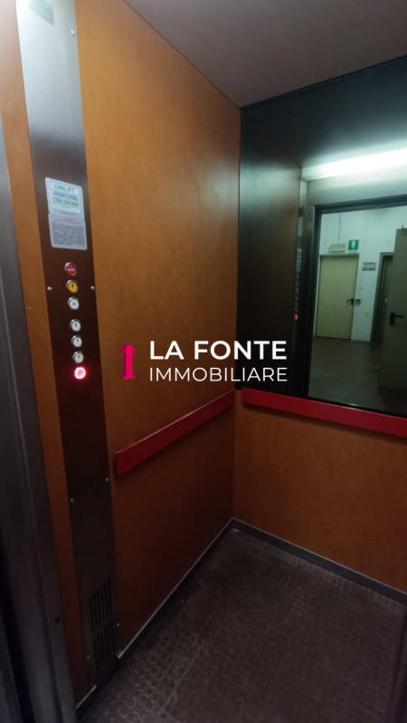 Proponiamo in affitto un ampio ufficio di rappresentanza di 540 mq situato al secondo piano di un...
