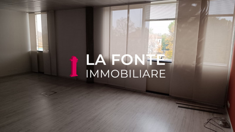 Proponiamo in affitto un ampio ufficio di rappresentanza di 540 mq situato al secondo piano di un...