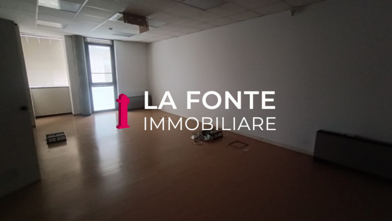 Proponiamo in affitto un ampio ufficio di rappresentanza di 540 mq situato al secondo piano di un...