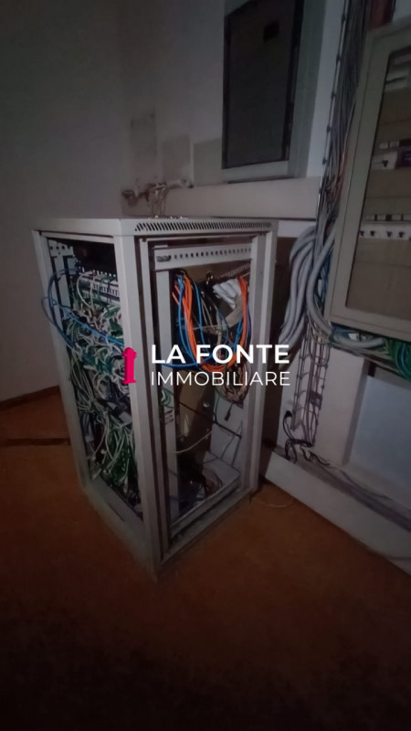 Proponiamo in affitto un ampio ufficio di rappresentanza di 540 mq situato al secondo piano di un...