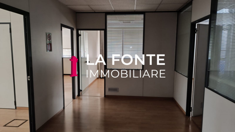 Proponiamo in affitto un ampio ufficio di rappresentanza di 540 mq situato al secondo piano di un...