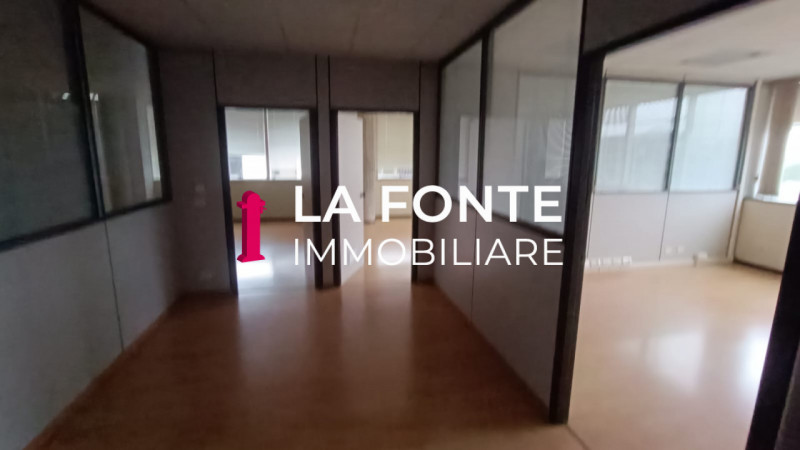 Proponiamo in affitto un ampio ufficio di rappresentanza di 540 mq situato al secondo piano di un...