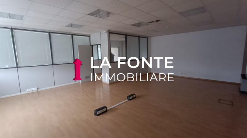 Proponiamo in affitto un ampio ufficio di rappresentanza di 540 mq situato al secondo piano di un...