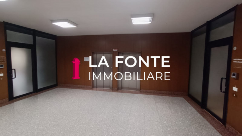 Proponiamo in affitto un ampio ufficio di rappresentanza di 540 mq situato al secondo piano di un...