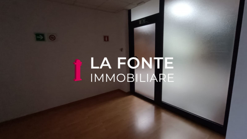 Proponiamo in affitto un ampio ufficio di rappresentanza di 540 mq situato al secondo piano di un...