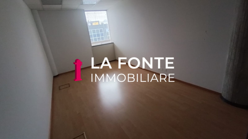 Proponiamo in affitto un ampio ufficio di rappresentanza di 540 mq situato al secondo piano di un...