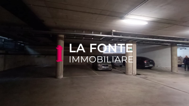 Proponiamo in affitto un ampio ufficio di rappresentanza di 540 mq situato al secondo piano di un...