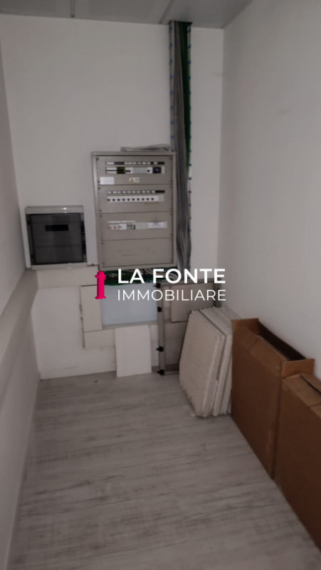 Proponiamo in affitto un ampio ufficio di rappresentanza di 540 mq situato al secondo piano di un...