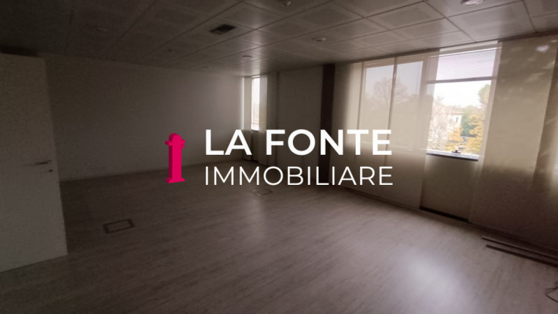 Proponiamo in affitto un ampio ufficio di rappresentanza di 540 mq situato al secondo piano di un...