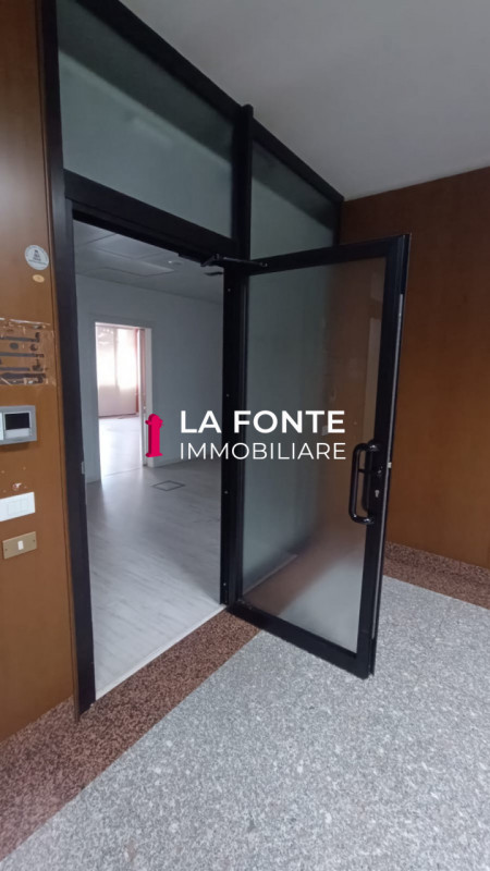 Proponiamo in affitto un ampio ufficio di rappresentanza di 540 mq situato al secondo piano di un...