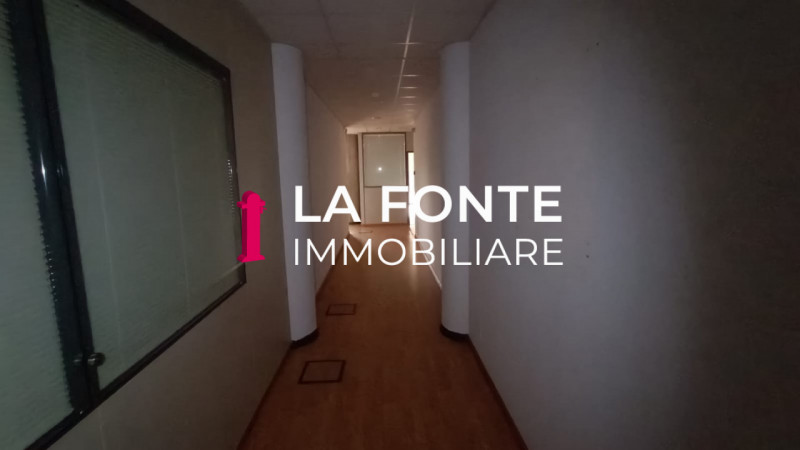 Proponiamo in affitto un ampio ufficio di rappresentanza di 540 mq situato al secondo piano di un...