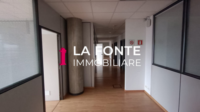 Proponiamo in affitto un ampio ufficio di rappresentanza di 540 mq situato al secondo piano di un...