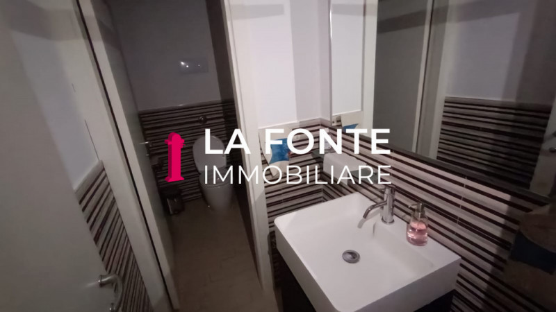 Proponiamo in affitto un ampio ufficio di rappresentanza di 540 mq situato al secondo piano di un...