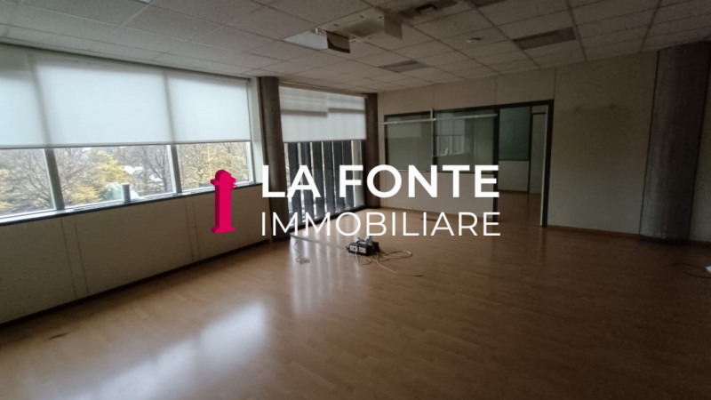 Proponiamo in affitto un ampio ufficio di rappresentanza di 540 mq situato al secondo piano di un...