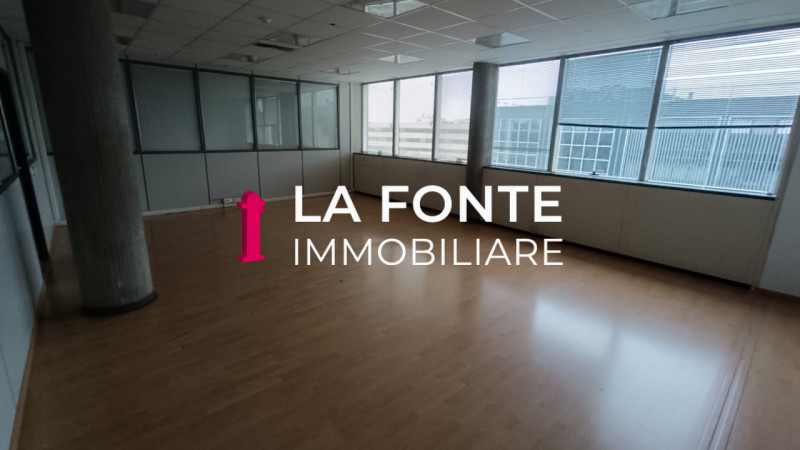 Proponiamo in affitto un ampio ufficio di rappresentanza di 540 mq situato al secondo piano di un...