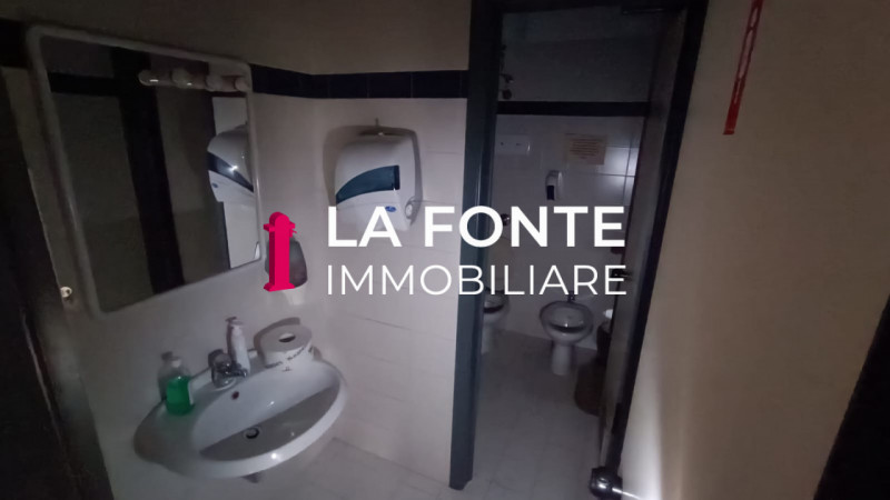 Proponiamo in affitto un ampio ufficio di rappresentanza di 540 mq situato al secondo piano di un...