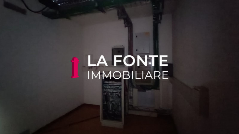 Proponiamo in affitto un ampio ufficio di rappresentanza di 540 mq situato al secondo piano di un...