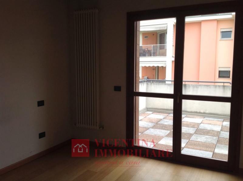 VICENZA - ANCONETTA: in zona riparata dal traffico proponiamo in esclusiva BICAMERE CON GRANDE TE...